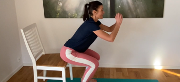 Sofia Norgren visar en benböj